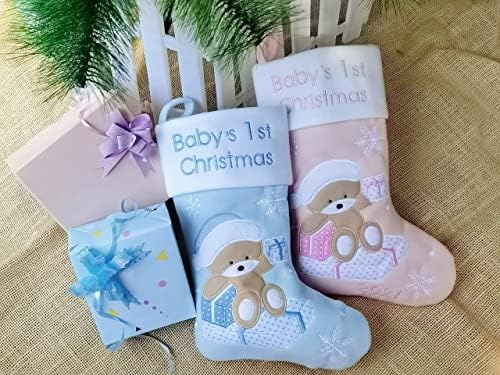 Newyifeng Babys גרב חג המולד הראשון 2022 | 2 ארוז את תיק המתנה הראשון שלי בנות תינוקות ותינוקות עם דוב | גרבי חג המולד של יילודים | חג המולד הראשון של התינוק | כחול וורוד